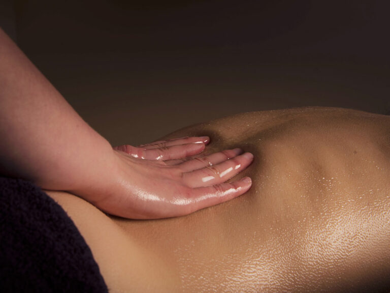 Massage relaxant aux huiles essentielles